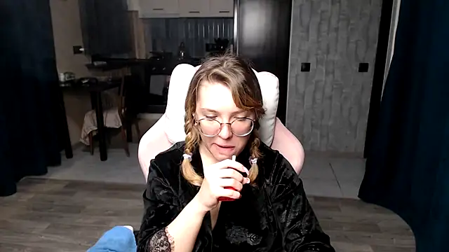 Reginasmilee online show from September 21, 1:59 am