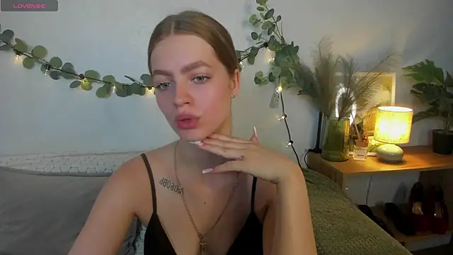 EmillyStarr online show from June 30, 6:24 am