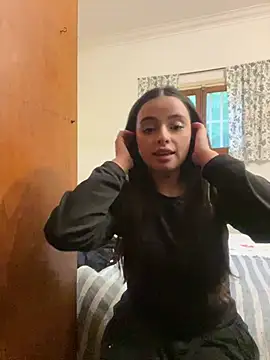 zzaavvirr online show from August 6, 8:05 pm