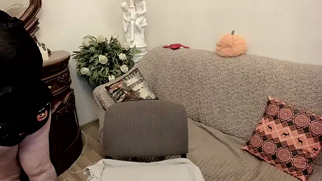 leiamillersonn online show from October 31, 6:01 pm