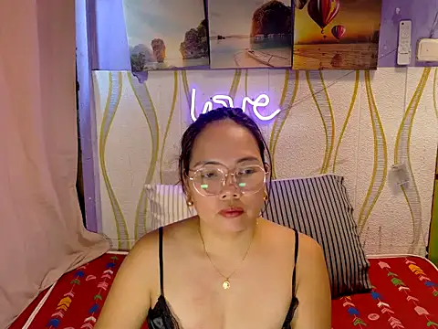 BURBERRY69 online show from March 6, 1:34 am