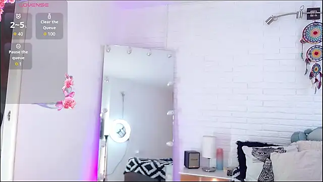 hollythomson online show from September 22, 6:28 pm