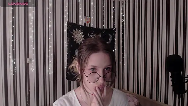  Hanna Moon  online show from October 12, 1:13 pm