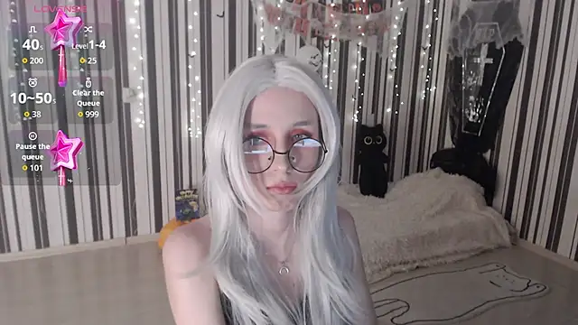  Hanna Moon  online show from October 31, 1:15 pm