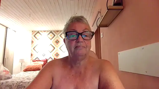 GrannyChrissy68 online show from November 21, 4:20 pm