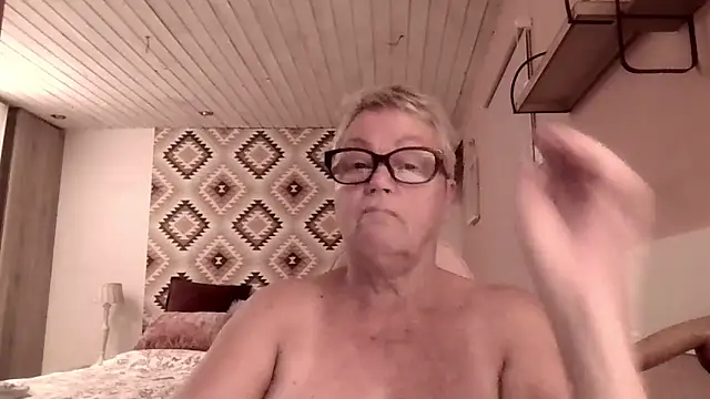 GrannyChrissy68 online show from February 26, 11:26 pm