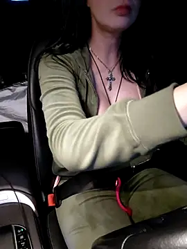 EVILYN online show from April 10, 11:55 pm