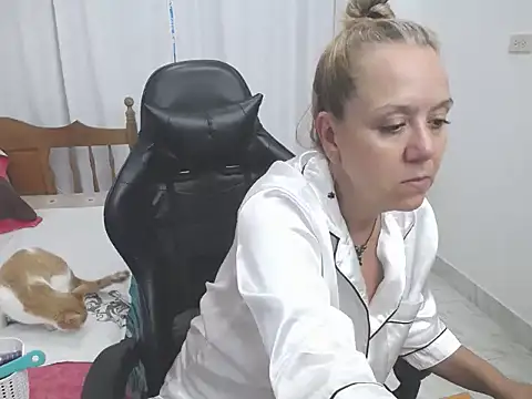 yeslluisa online show from April 12, 8:55 pm