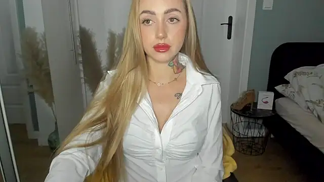 sexyCoralie online show from June 16, 6:25 am