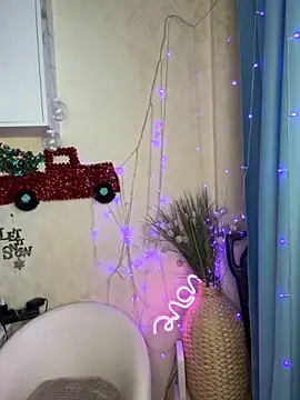 LaraHollywood online show from February 4, 7:55 am