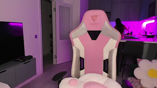 wow lovie online show from September 15, 7:10 pm