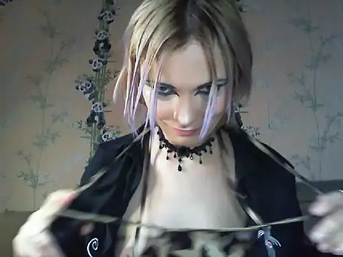 WildMissNiks online show from April 17, 7:54 am