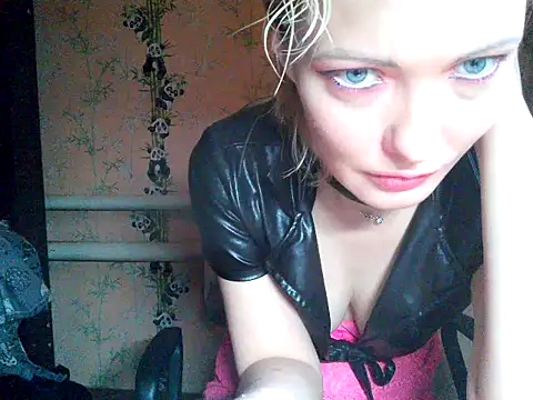 WildMissNiks online show from October 24, 9:05 am