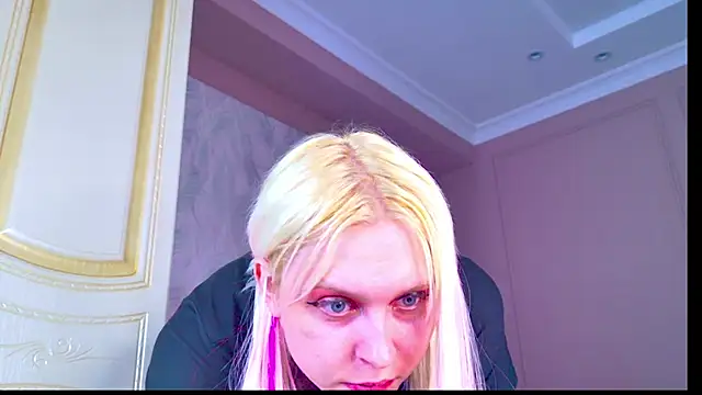 Evelyn rabbit online show from June 8, 11:55 am