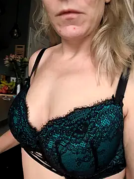 NaomiAndFriends online show from November 18, 9:32 am