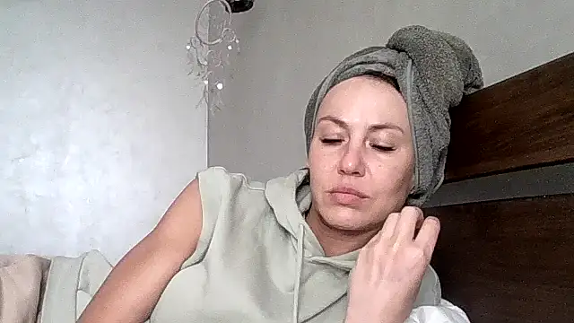 JulianaGold1 online show from April 19, 9:42 am