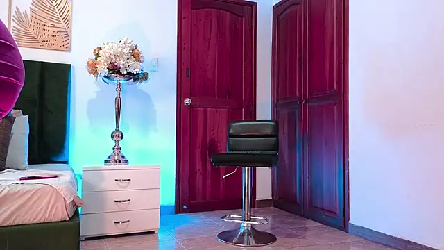 AGATHAA WHITE online show from September 23, 11:52 am