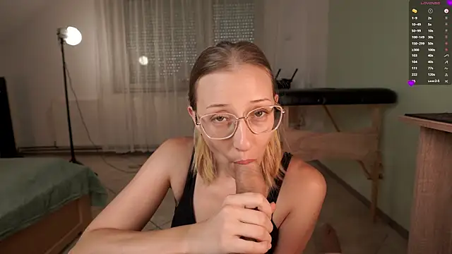foxeslovefoxes online show from June 29, 12:05 pm