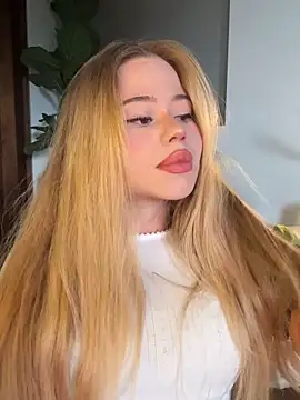 curchez  online show from April 2, 9:01 pm