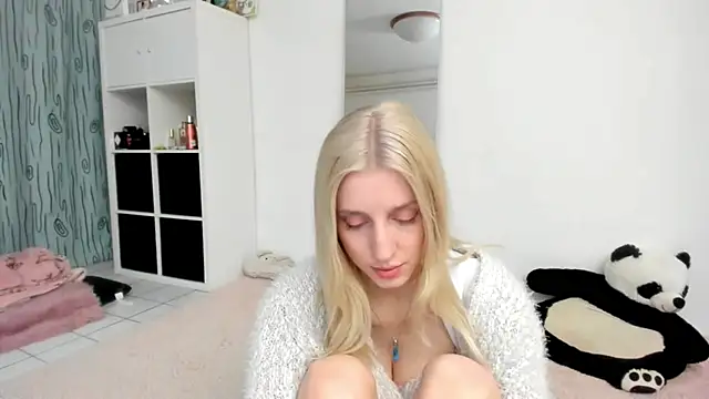 KenzieDawton online show from April 15, 4:18 pm