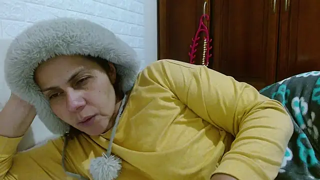 Sara Brandon online show from September 19, 3:27 am