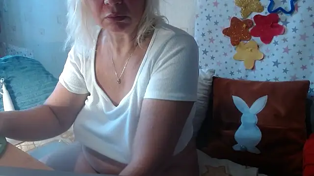 QueenLana online show from September 21, 6:45 am