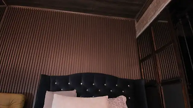 JuliaDawson  online show from March 22, 11:55 pm