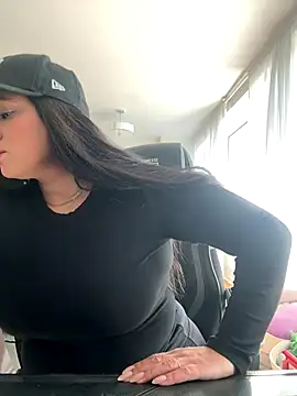 MeghanXO online show from November 17, 2:29 pm