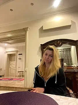 Amazoniiaa online show from December 1, 1:58 pm