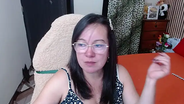 Sonialorens  online show from December 4, 10:32 pm