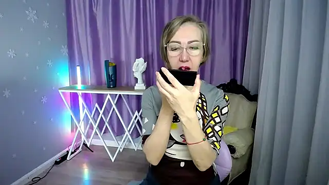 queen a n i online show from October 30, 9:44 am