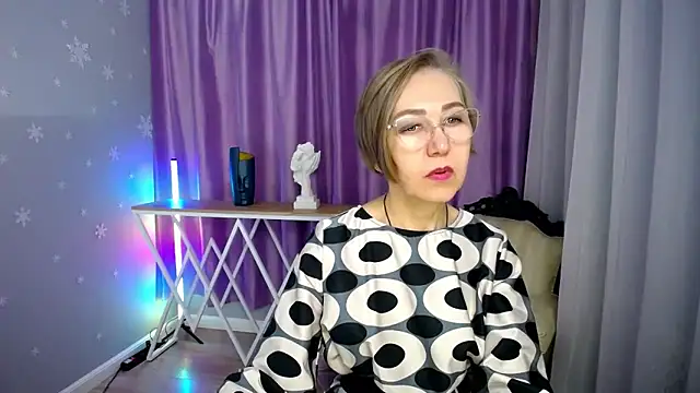 queen a n i online show from October 13, 10:29 am