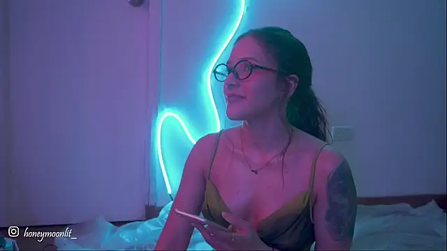 honeey  online show from September 25, 12:10 am