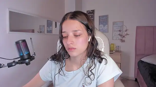 Amaia Daniells online show from September 11, 3:40 am