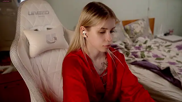 ho1yho1e online show from March 23, 7:20 pm