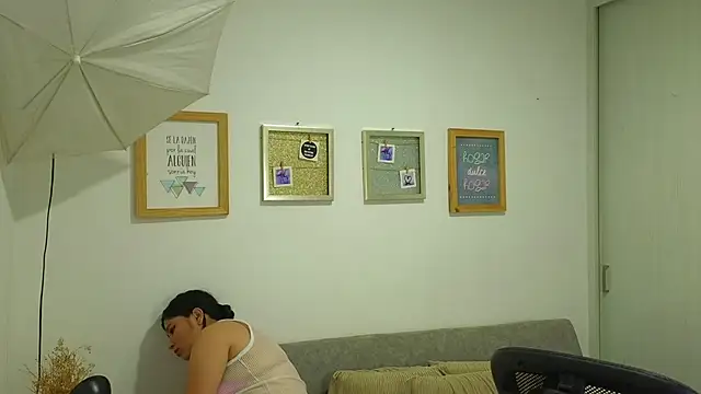 annylouis online show from November 21, 7:27 pm