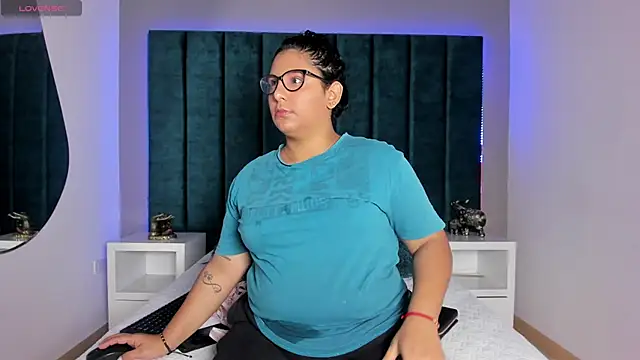 DanielleEvans  online show from January 13, 11:25 am