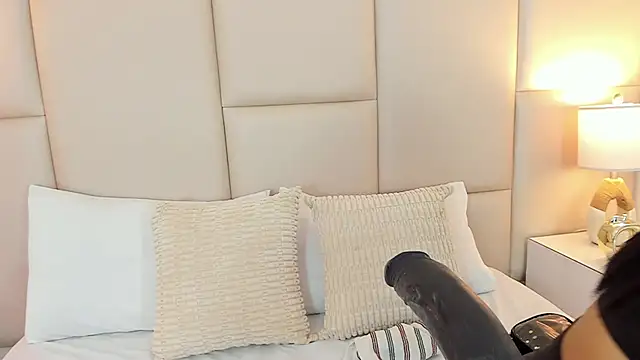 AntoniaRoss  online show from February 11, 1:01 pm