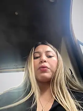 lunablossom  online show from October 12, 8:22 pm