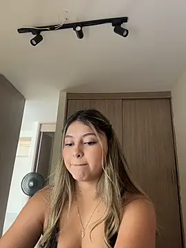 lunablossom  online show from April 14, 6:08 pm