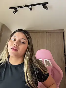 lunablossom  online show from April 11, 4:54 pm