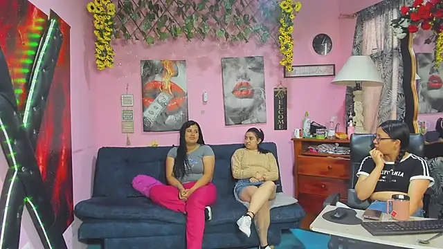 lesbiancuple online show from April 8, 12:29 pm