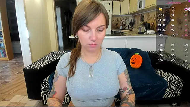 StacyTigerr online show from October 18, 11:35 am