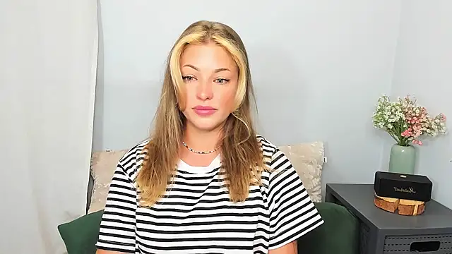 LilyBlondee online show from May 30, 4:21 am