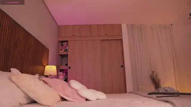 tatikiss  online show from February 12, 11:45 am