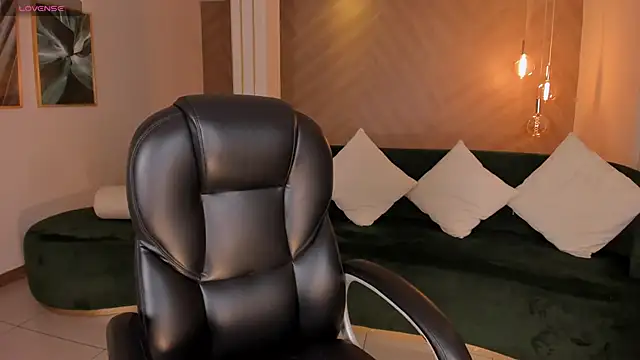 JuanitaClay online show from October 30, 7:59 pm