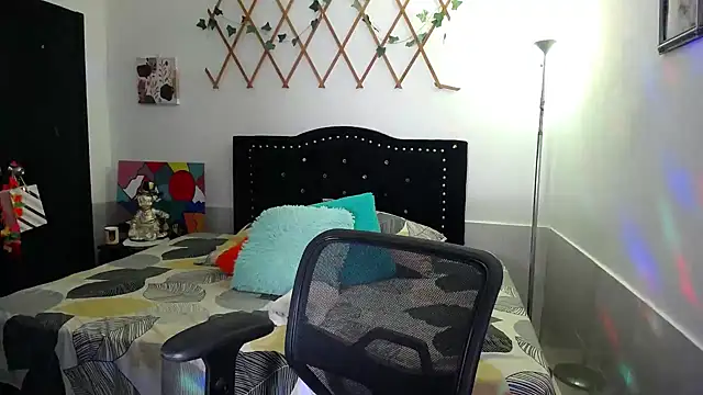 naughty girl 4u online show from April 17, 9:50 pm