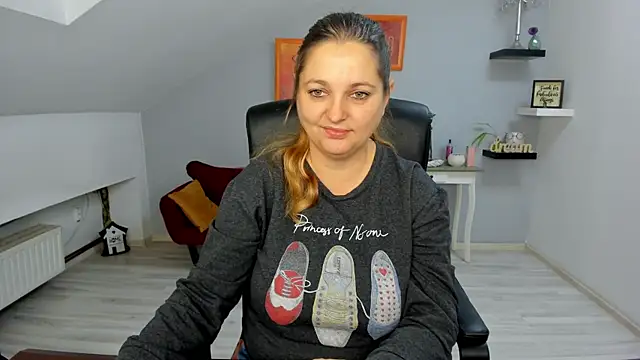 LollaGirl online show from November 12, 4:21 am