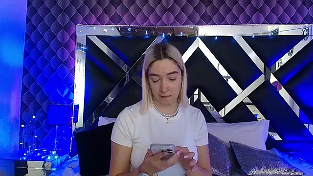 victoriaa lee  online show from April 7, 7:27 pm