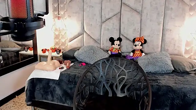 NiicolleMiller online show from October 14, 2:19 pm